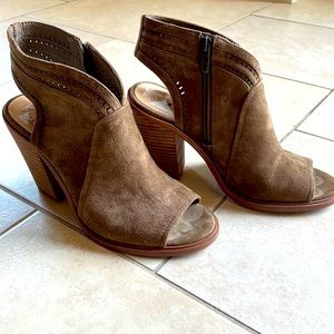 Vince Camuto shoe boot open toe style